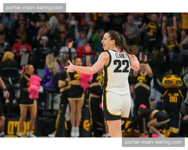 WNBA状元凯特琳·克拉克完成职业首秀，门票售罄刷新联盟纪录