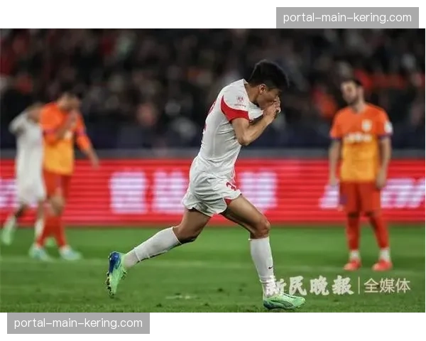 奥斯卡点射绝杀,上海海港3-2逆转山东泰山登顶积分榜。 奥斯卡点射绝杀,上海海港3-2逆转山东泰山登顶积分榜。